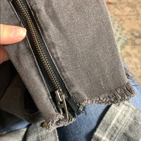 Blank NYC Patchwork Skinny Jeans Size 26 Washed Gray Zipper Detail Fray Hem - Picture 5 of 7